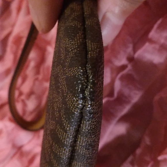 Micheal Kors wristlet - Picture 4 of 8